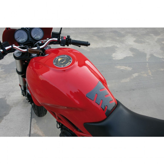 Lampa ΑΥΤΟΚΟΛΛΗΤΟ ΤΑΠΑΣ ΒΕΝΖΙΝΗΣ ΓΙΑ ΜΗΧΑΝΗ DUCATI CARBON (5 ΤΡΥΠΕΣ)