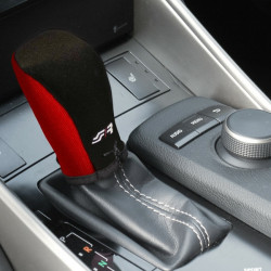 Simoni Racing ΚΑΛΥΜΜΑ ΓΙΑ ΠΟΜΟΛΟ ΤΑΧΥΤΗΤΩΝ GEAR KNOB COVER (ΜΑΥΡΟ/ΚΟΚΚΙΝΟ ΜΙΚΡΟΦΙΜΠΡΑ)